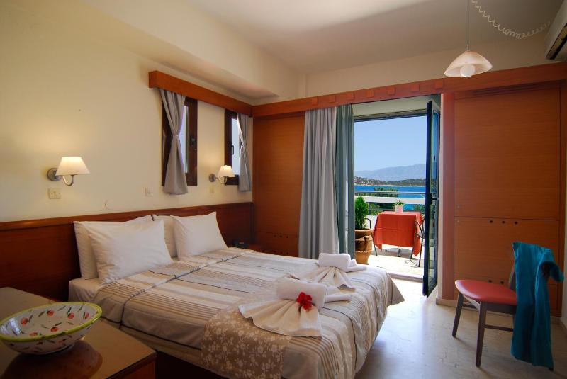 Double or Twin Room with Sea View image 3
