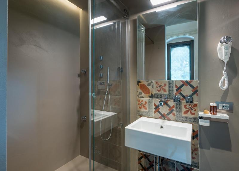 Deluxe Double or Twin Room with Balcony image 3