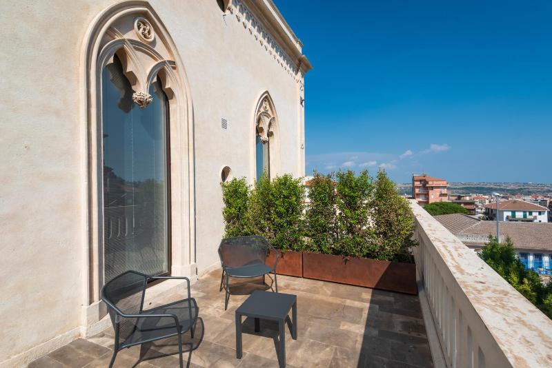 Deluxe Double or Twin Room with Balcony image 4