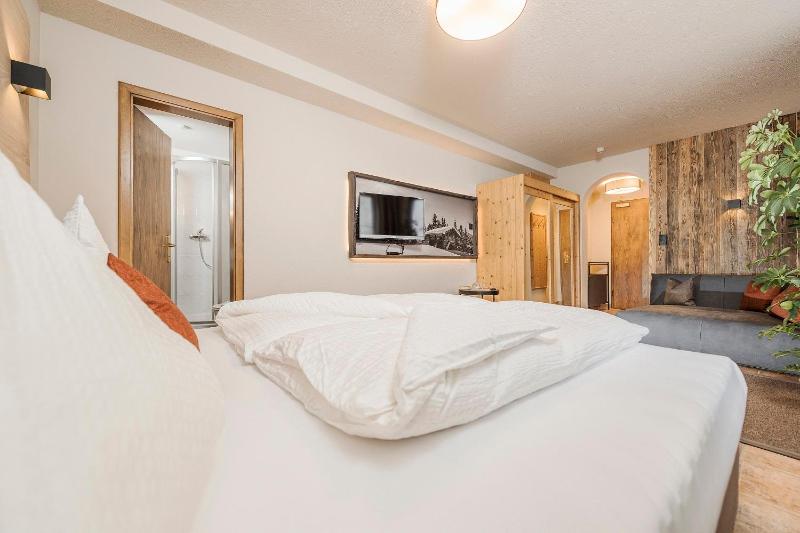 Double Room image 3