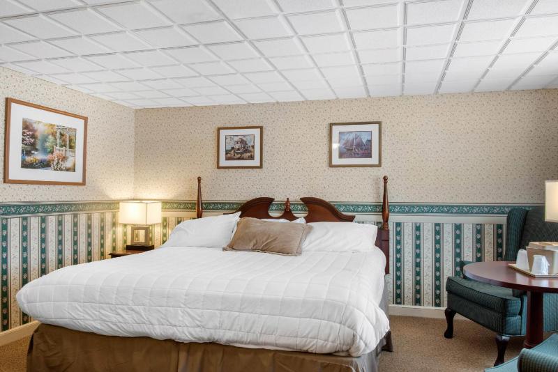 Queen Suite with Spa Bath image 1