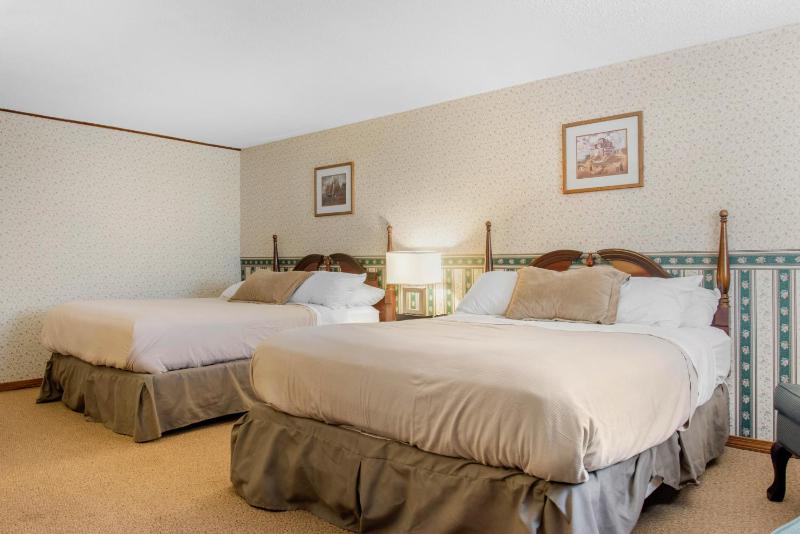 Queen Room with Two Queen Beds - Pet Friendly image 1