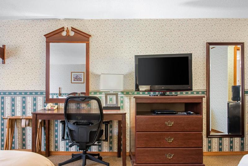 Queen Room with Two Queen Beds - Pet Friendly image 3