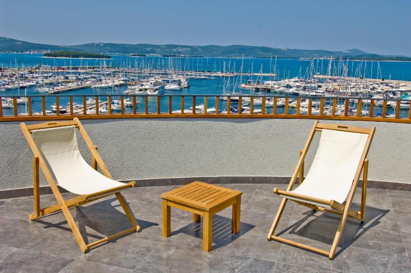 Double Room with Balcony - Side Sea View image 4