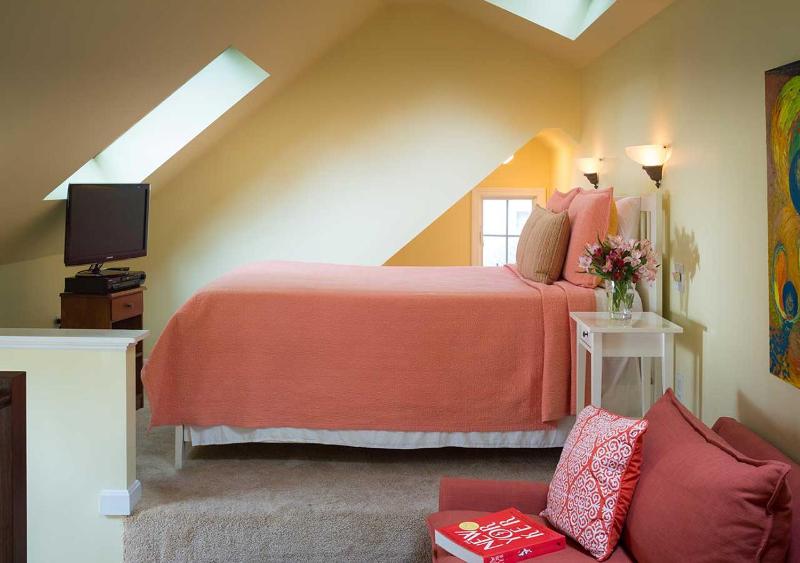 Deluxe Queen Room image 2