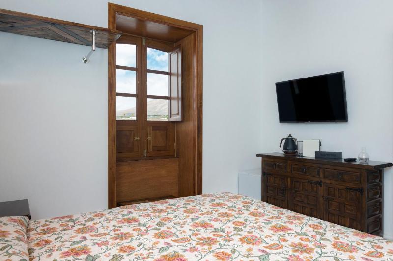 Deluxe Double Room with Side Sea View image 4