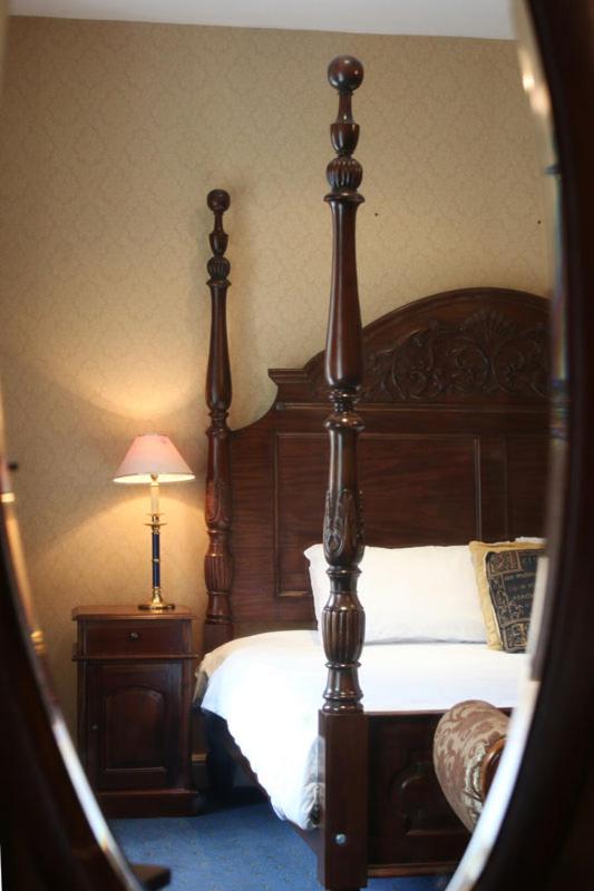 Family Room image 3