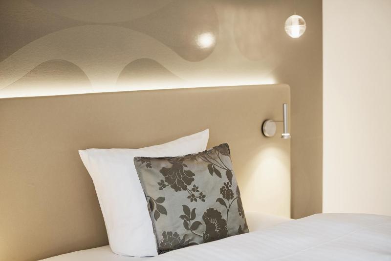 Classic Single Room image 4
