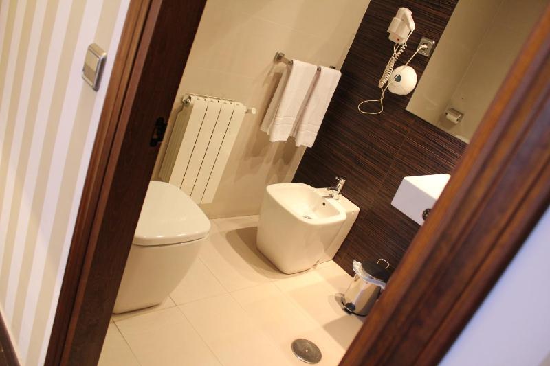 Double Room with Extra Bed image 2