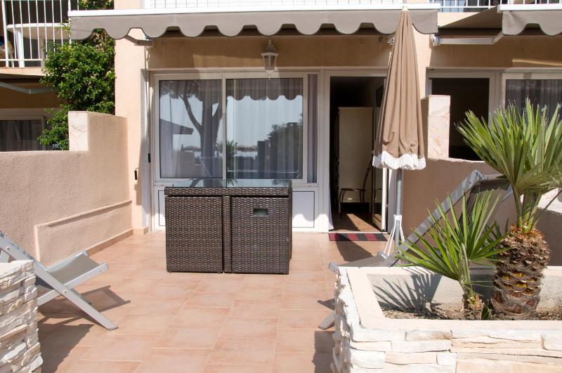 Quadruple Room with Beach Access image 1