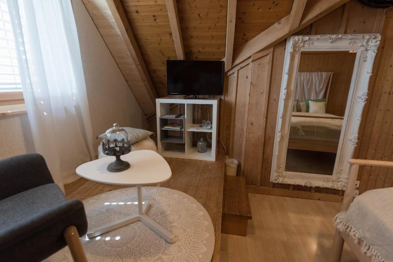 Queen Room with Shared Bathroom image 4