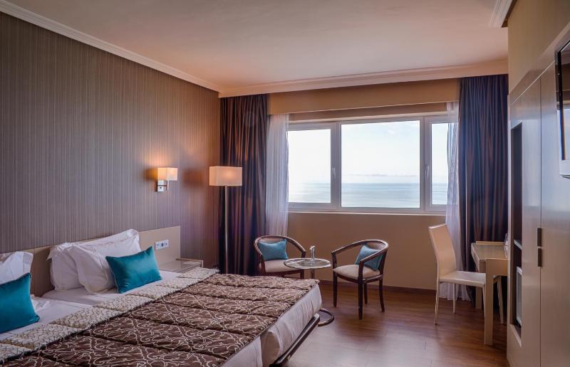 Standard Twin Room with Sea View image 2