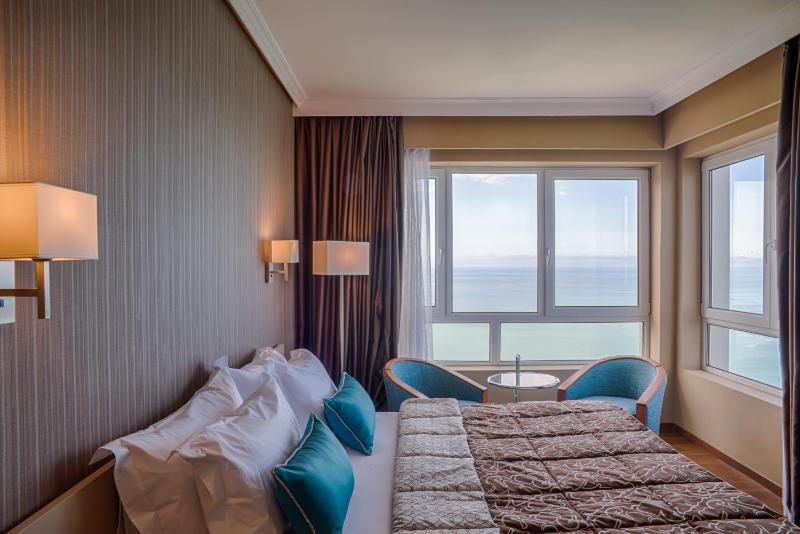 Standard Twin Room with Sea View image 4