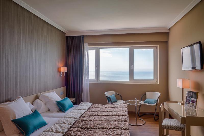 Standard Twin Room with Sea View image 4