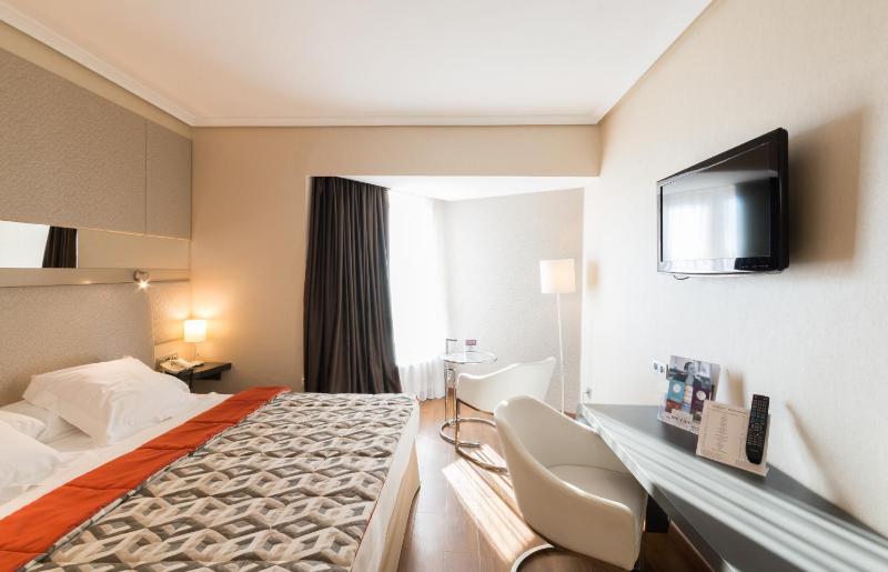 Standard Twin Room with Mountain View image 2