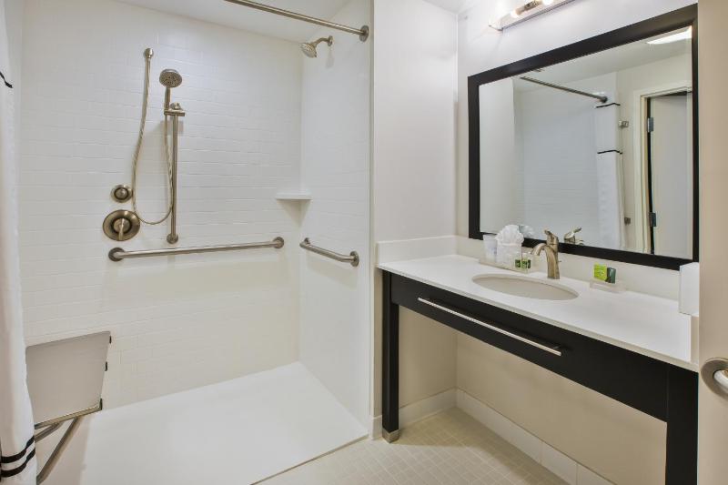 Queen Suite with Two Queen Beds - Disability Access image 2
