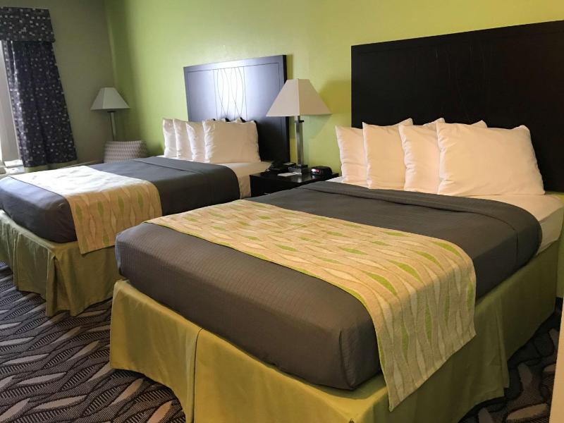 Queen Room with Two Queen Beds image 3