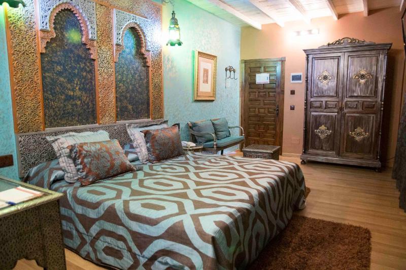 Suite with Hot Tub image 4
