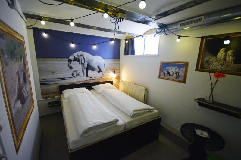 Budget private double room image 1