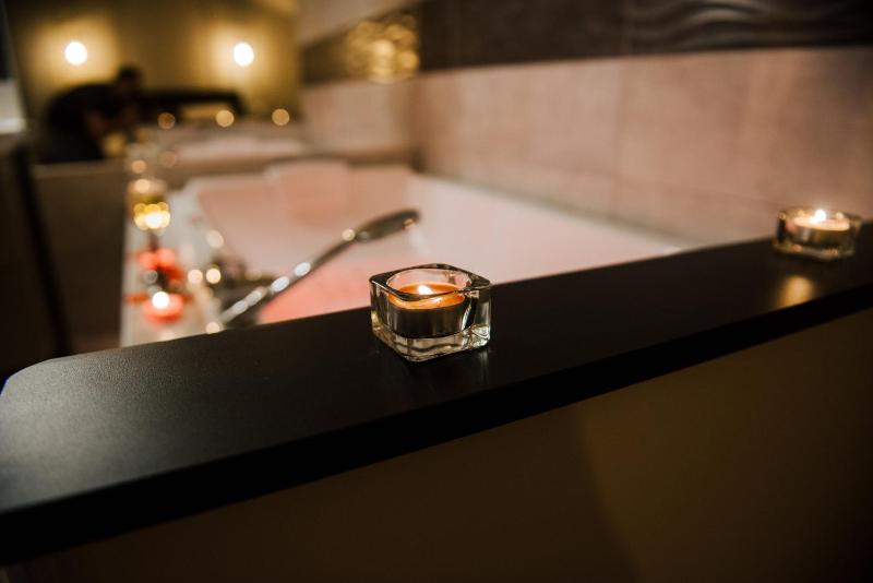 La Suite Romantique avec Jacuzzi au Cœur de Perpignan - image 4