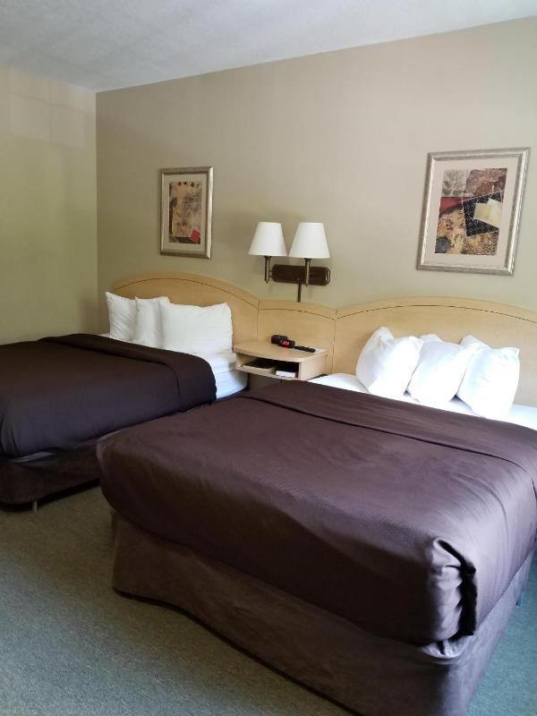 Queen Room with Two Queen Beds - Accessible/Non-Smoking  image 2