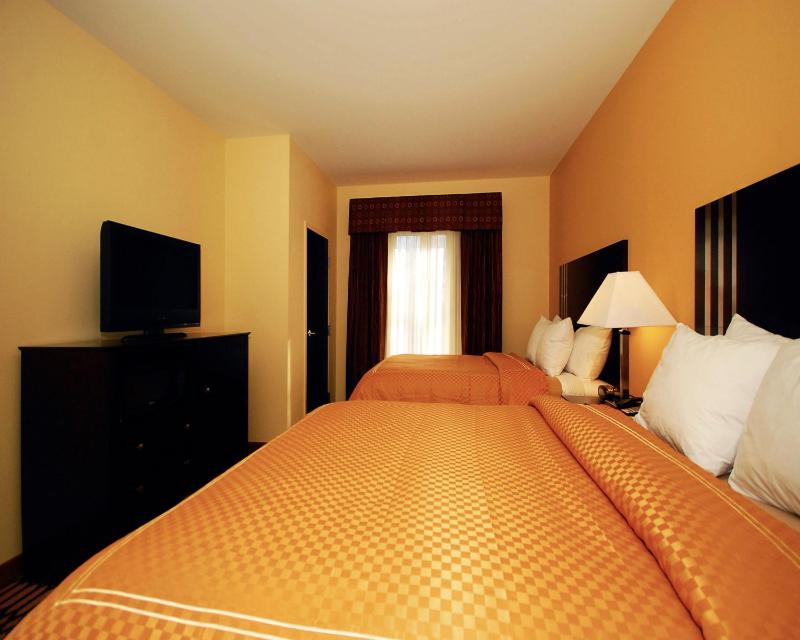 Queen Room with Two Queen Beds - Non-Smoking image 3