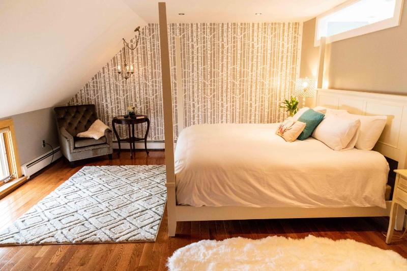 Deluxe King Room image 2