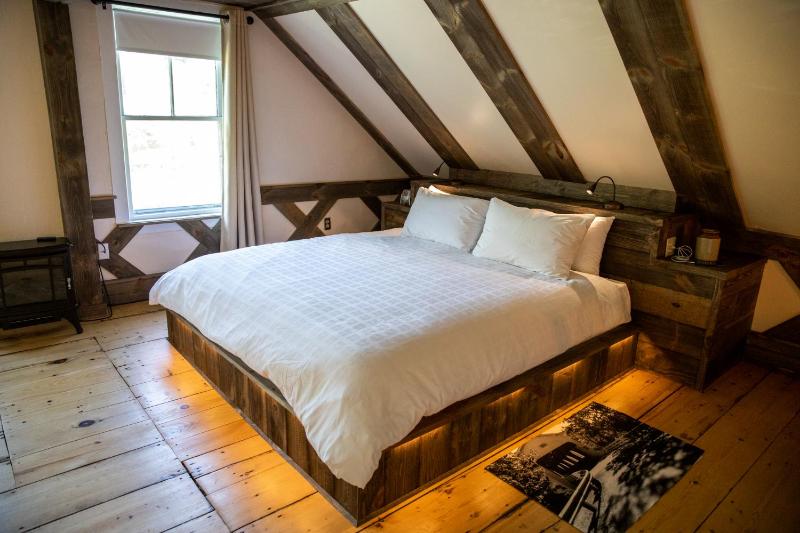 Deluxe King Room image 2