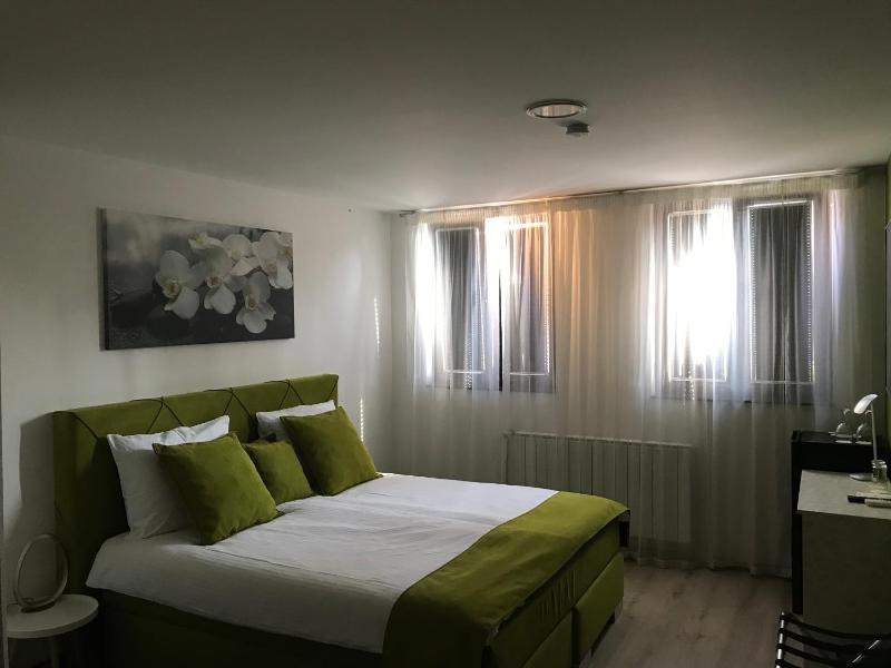 King Room image 3