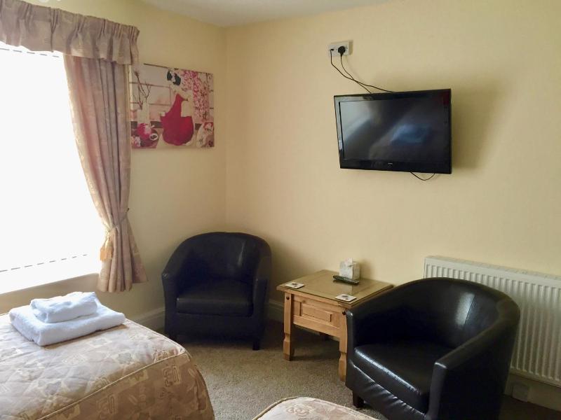 Superior Twin Room image 3