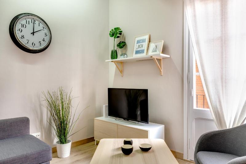 Renovated & Classic 3-Bedroom Sagrada Familia Apartment - image 12