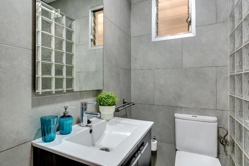 Renovated & Classic 3-Bedroom Sagrada Familia Apartment - image 16