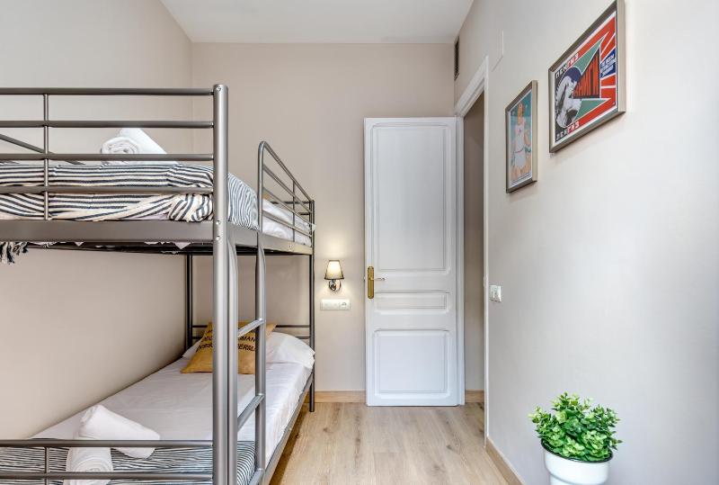 Renovated & Classic 3-Bedroom Sagrada Familia Apartment - image 9