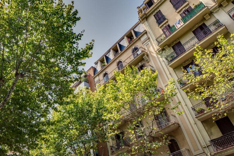 Renovated & Classic 3-Bedroom Sagrada Familia Apartment - image 15