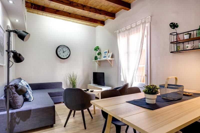Renovated & Classic 3-Bedroom Sagrada Familia Apartment - image 1