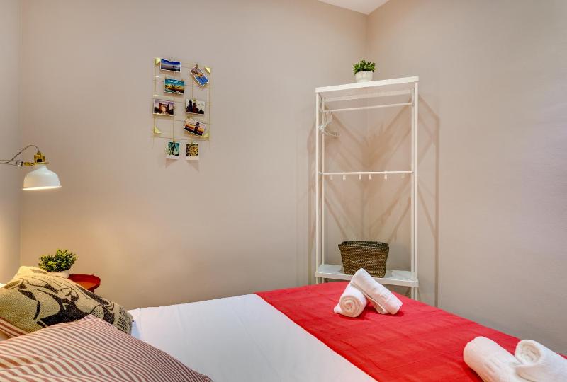 Renovated & Classic 3-Bedroom Sagrada Familia Apartment - image 4