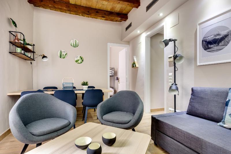Renovated & Classic 3-Bedroom Sagrada Familia Apartment - image 10