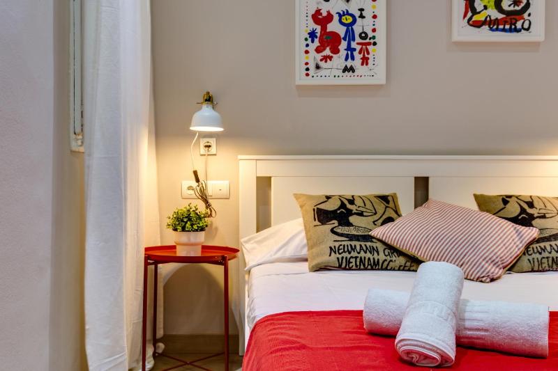 Renovated & Classic 3-Bedroom Sagrada Familia Apartment - image 13
