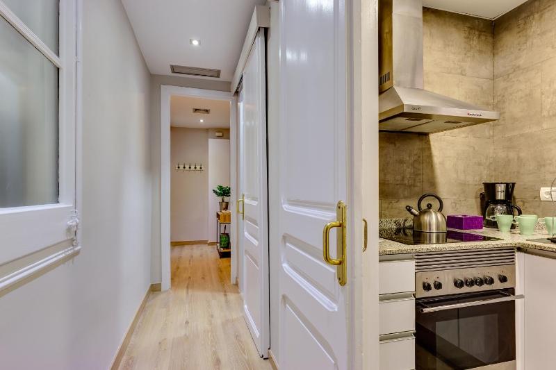 Renovated & Classic 3-Bedroom Sagrada Familia Apartment - image 8