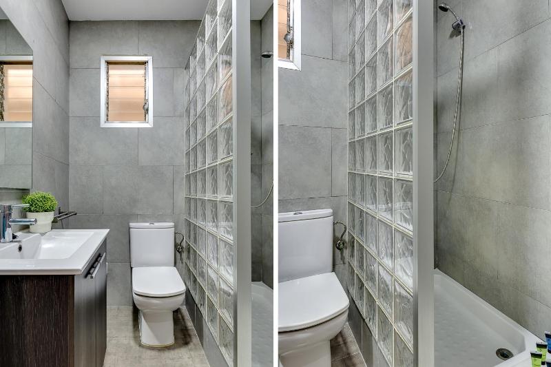 Renovated & Classic 3-Bedroom Sagrada Familia Apartment - image 3