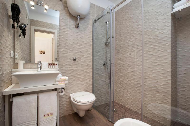 Classic Double Room image 4