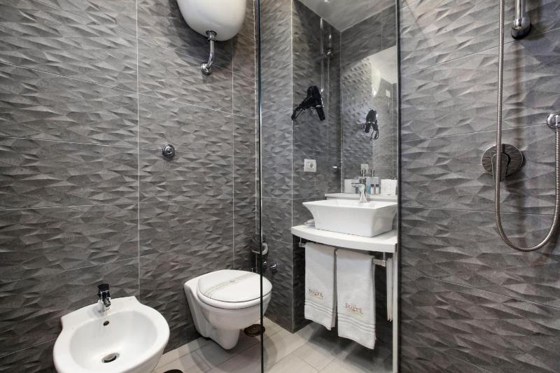 Deluxe Double Room image 2