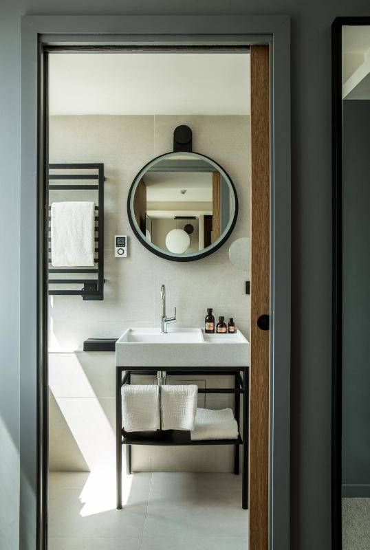 Privilege Twin Room image 3