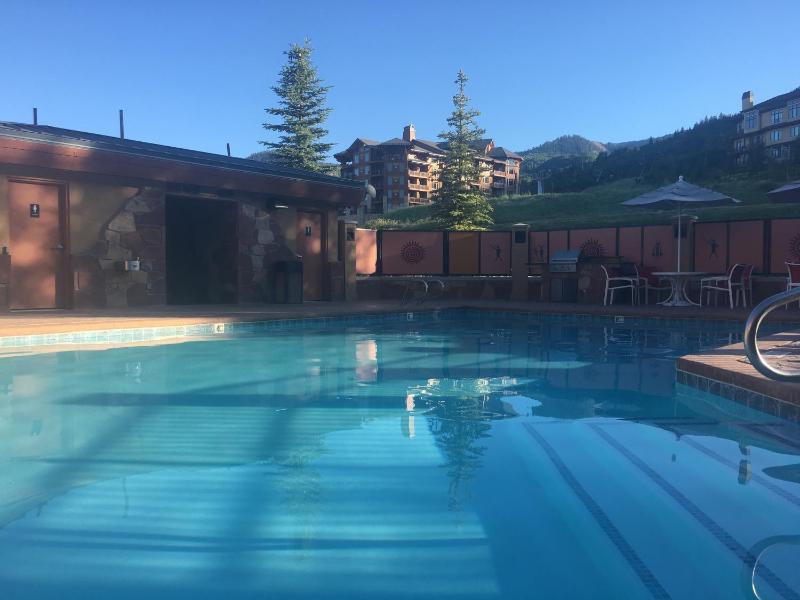 Superior Ski In Ski out Top floor Penthouse Pool Hot Tubs Conde Nast Forbes Award Winner B508 - image 16