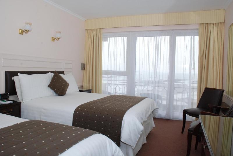 Twin/Double Room - Sea View Balcony image 3