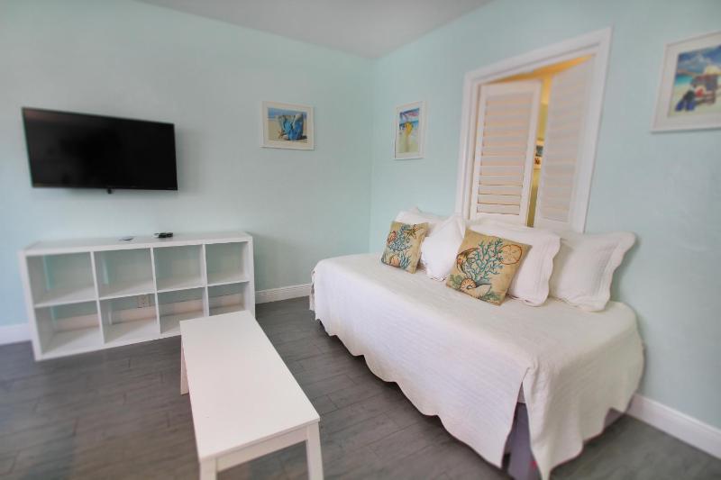 Hollywood Beachside Boutique Suites - image 12