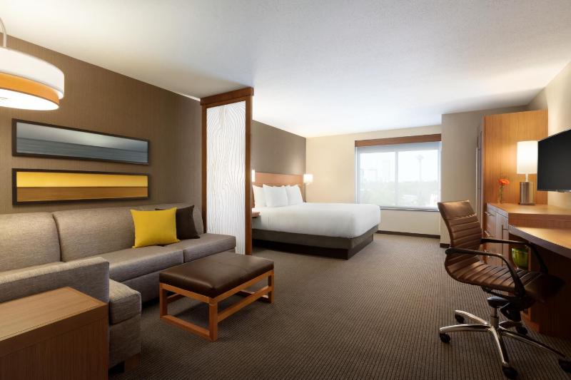 King Room with Sofa Bed image 3