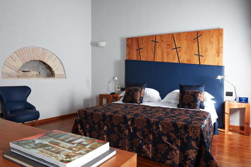 Junior Suite with Hot Tub image 3