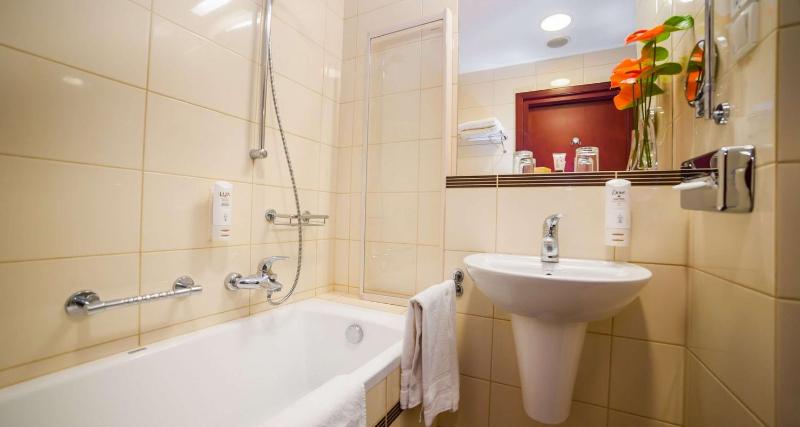 Standard Queen Room image 4