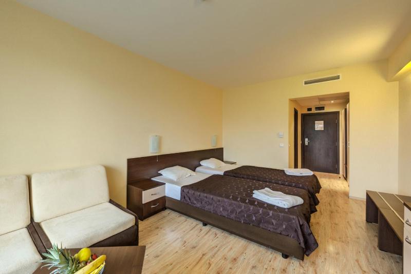 Twin Room with Balcony image 2